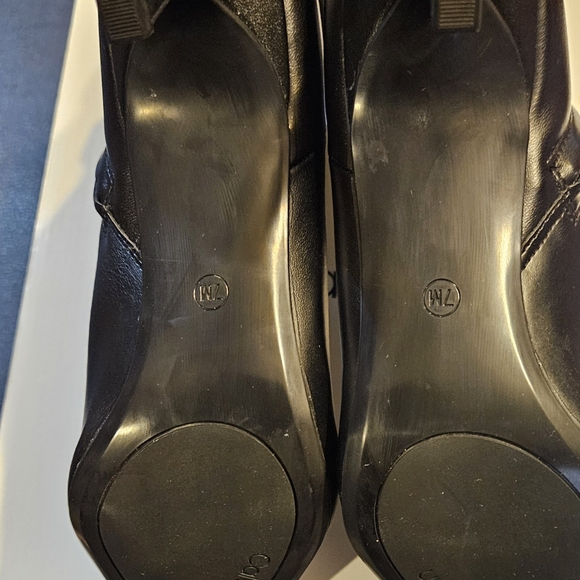 Calvin Klein size 7 boots with a 3 inch heel. Brand new in the box - Picture 3 of 6